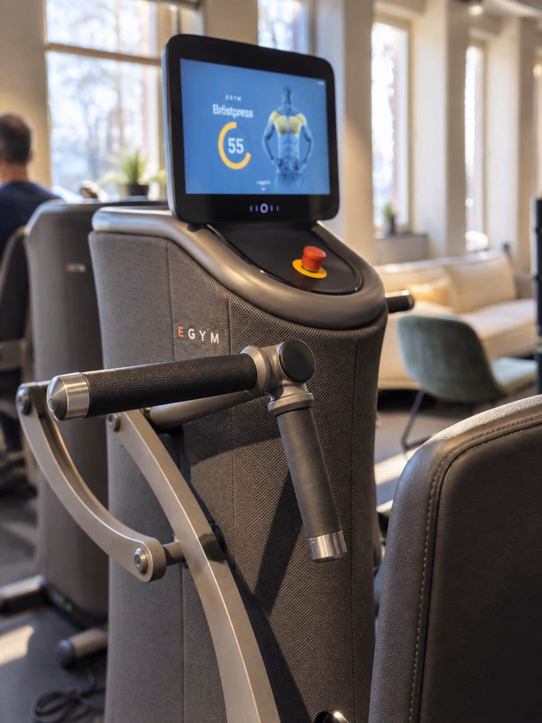 Bröstpressens handtag och skärm i EGYM-studion