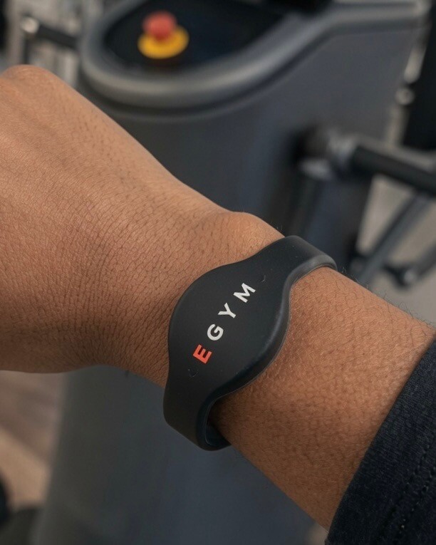 EGYM-armband på handleden