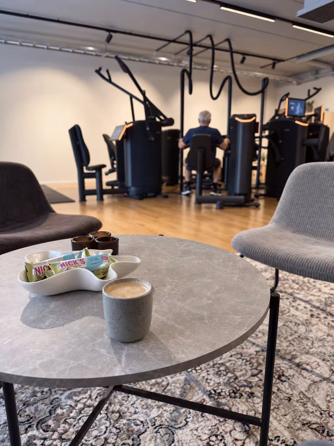 Kaffe i loungen med träning i bakgrunden i Nynäshamn