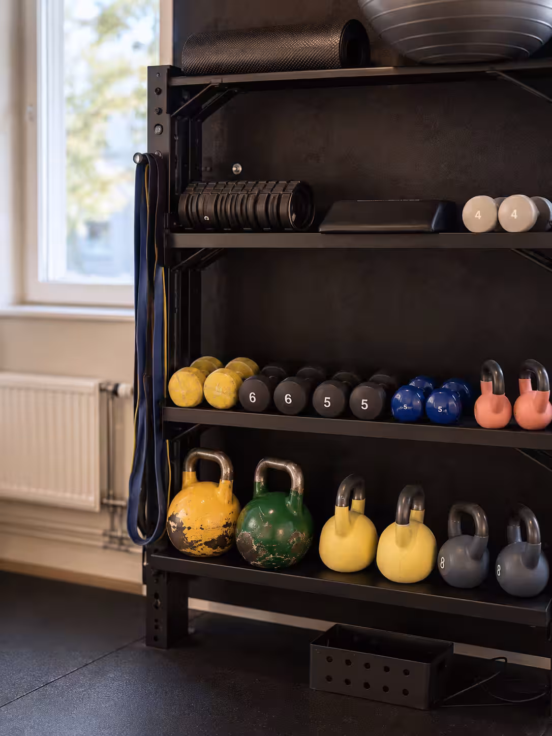 Kettlebells och hantlar vid fönstret i Nynäshamns studio
