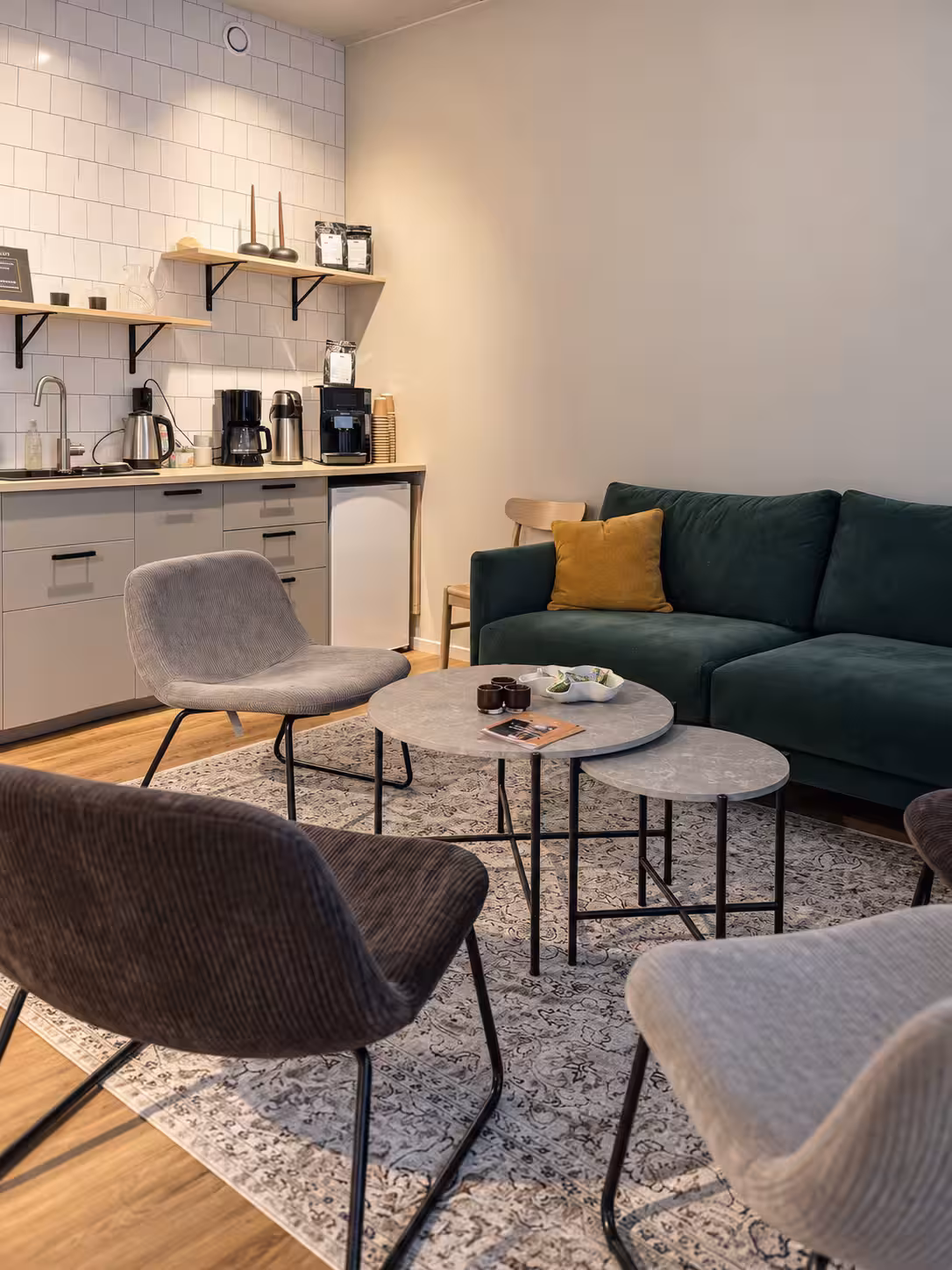 Grön soffa och kaffehörna i studion i Nynäshamn