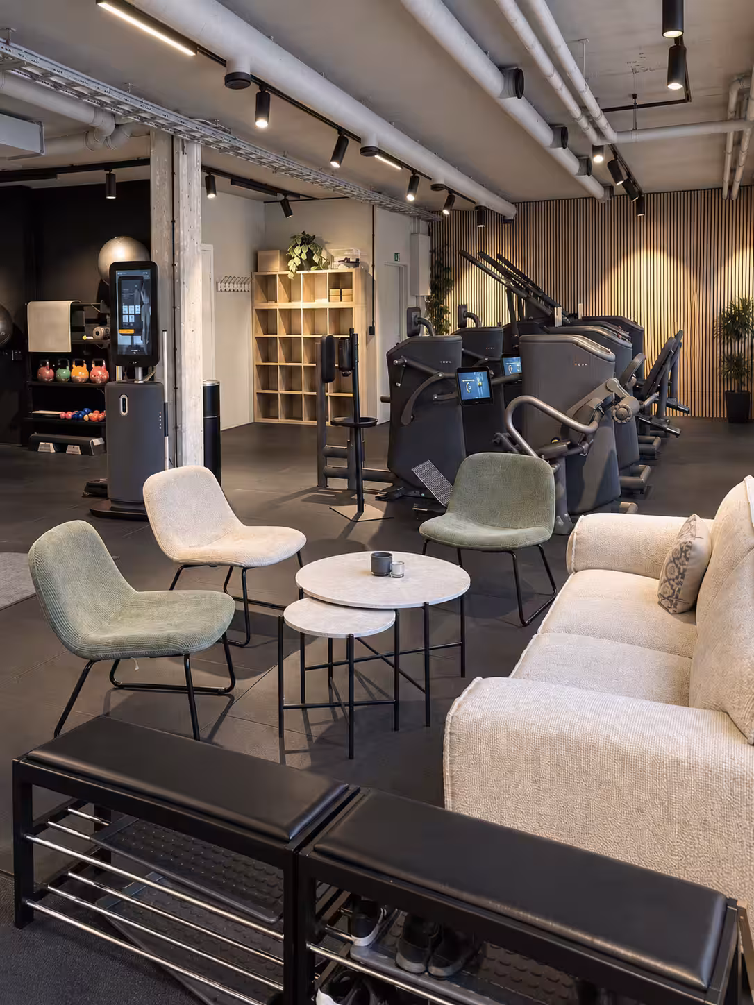 Loungen och EGYM-maskinerna i studion i Västerhaninge