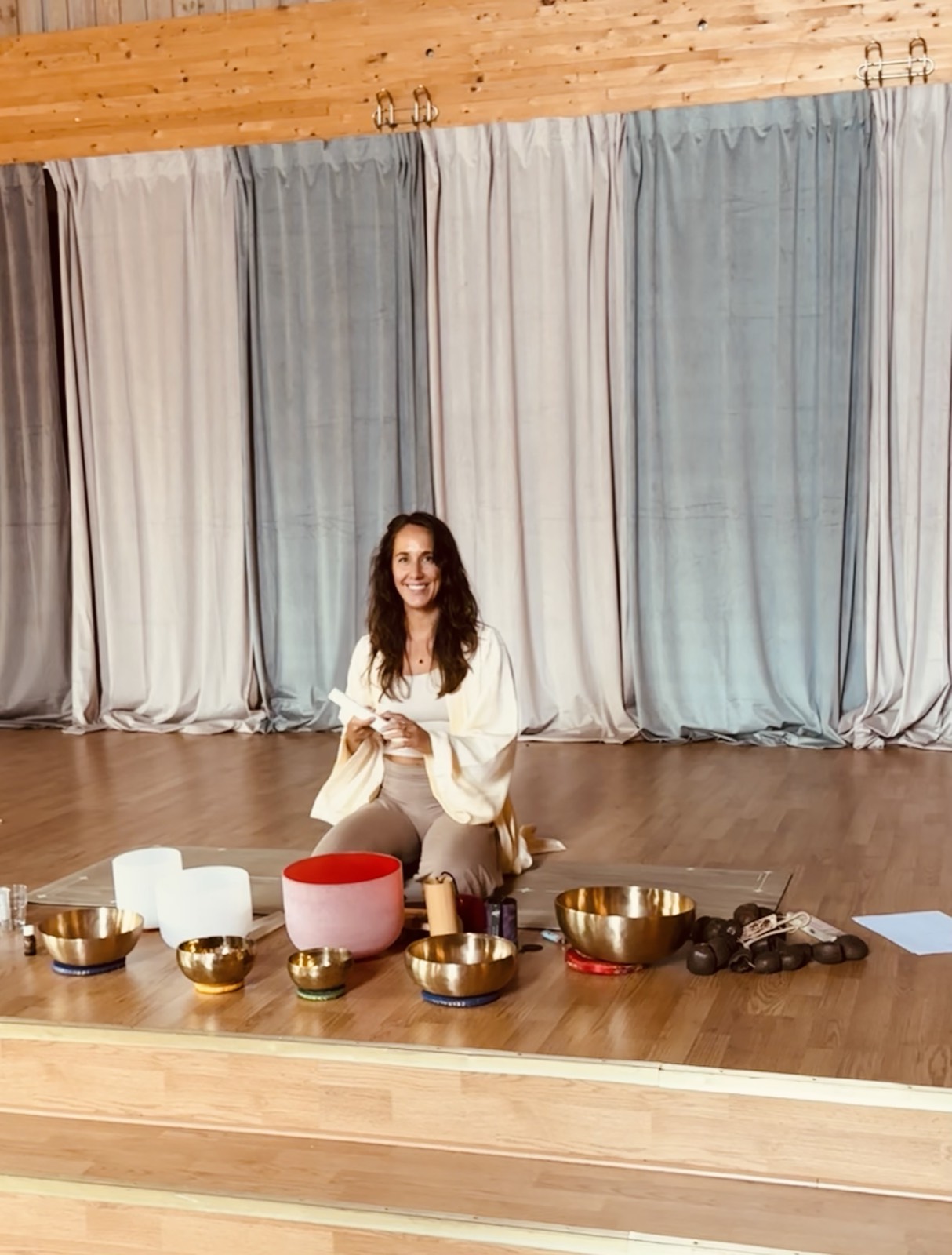 Flavia Rivas med klangskålar inför Sound Healing i Core Annexet